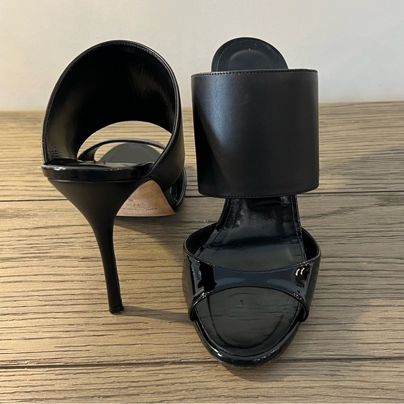 Manolo Blahnik Ripta Wide-Band Patent Pump (37.5) - Picture 14 of 15